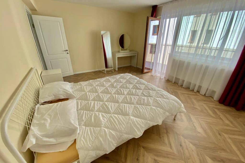 Cozy Modern One Bedroom Флорешты Экстерьер фото